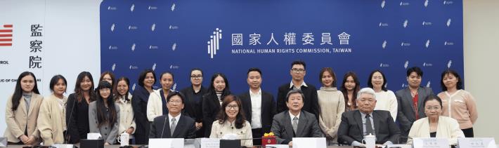國家人權委員會副主任委員蔡崇義與泰國國立法政大學訪團一行、及與會委員等人合影。