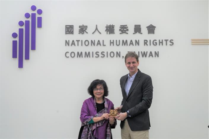 王幼玲副主任委員致贈FIDH卓蓋塔主任「平等」紀念座檯。
