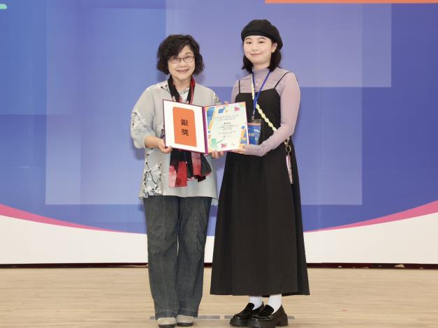 國家人權委員會王幼玲副主任委員與社會組銀獎得主詹婗(親友代領)合影。