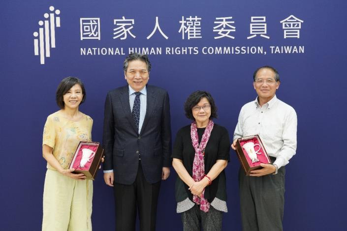 李鴻鈞副院長代理陳菊院長致贈象徵擁抱人權精神的「擁抱杯」予卸任人權委員林文程委員及葉宜津委員，並與王幼玲前副主任委員合影。