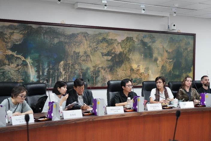 國際貧窮議題訪賓與人權會交流跨國脈絡下貧窮議題。