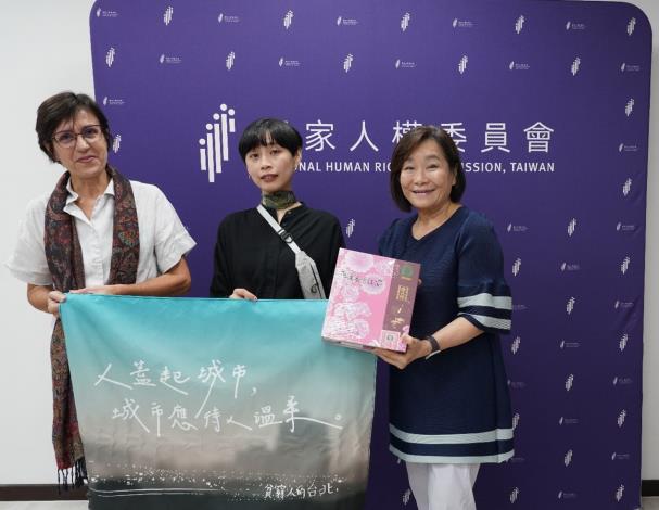 國家人權委員會副主任委員紀惠容致贈訪賓花蓮蜜香紅茶禮盒。