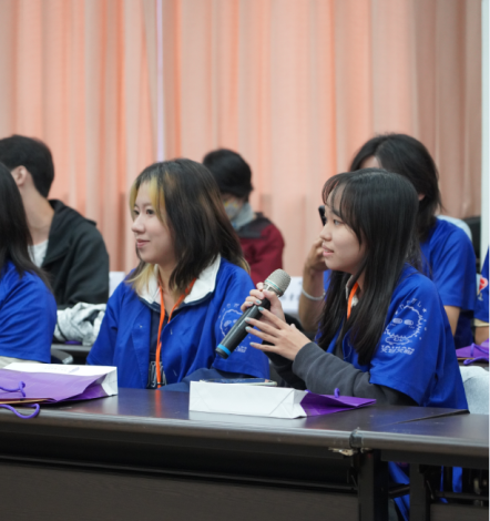 圖說4：高雄市及臺南市兒少代表提問。