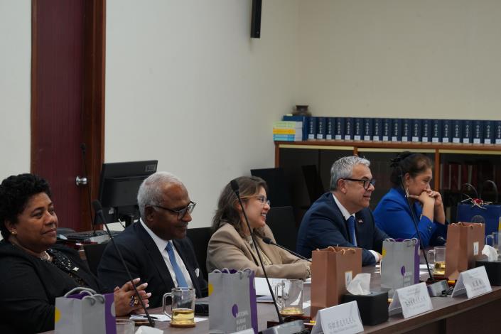 圖說3：駐聯合國常任代表訪團一行與人權會交流會談。