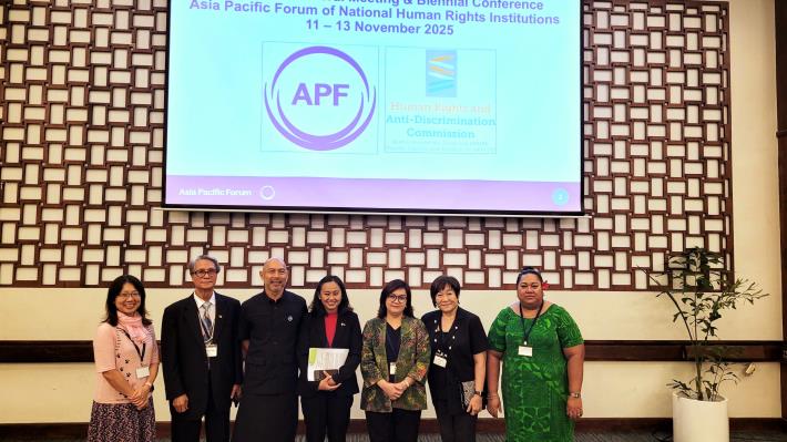 臺灣人權會代表團與本次APF雙年研討會第二場次「以國家人權機構實踐將氣候義務在地化」主題與談人（菲律賓、印尼、薩摩亞國家人權機構代表）及主持人（太平洋共同體人權及社會發展處主任Miles Young）合影