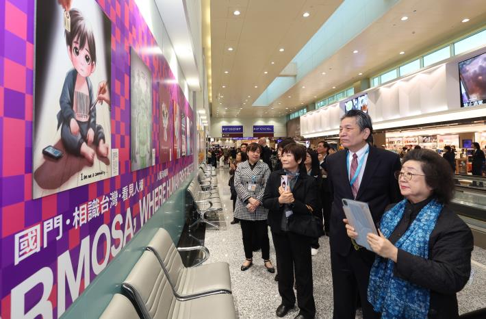 李鴻鈞副院長及人權會委員蒞臨人權海報長廊現場