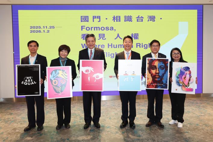 監察院李鴻鈞副院長、人權會紀惠容副主委、交通部陳世凱部長，以及桃園機場楊偉甫董事長、采盟古素琴董事長及人博館洪世芳館長合影