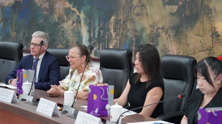 伍德教授與人權會交流會談。