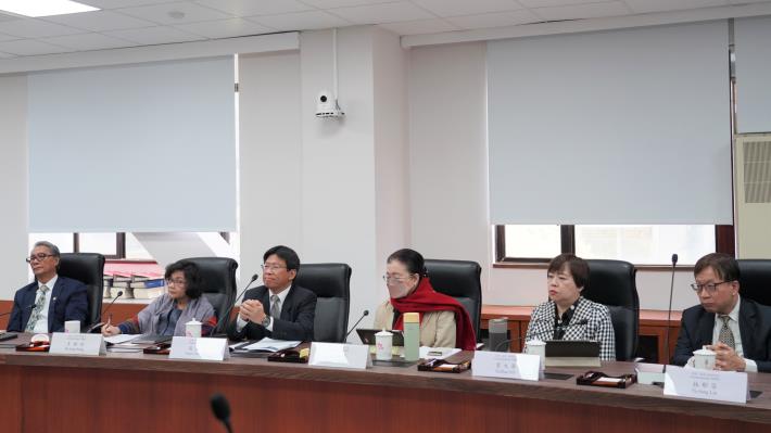 人權會與伍德教授交流會談。