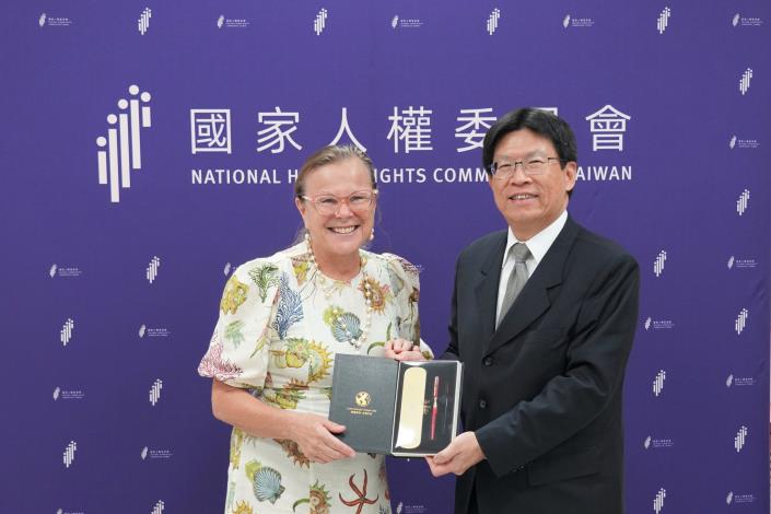 人權會高涌誠委員致贈伍德教授「臺灣寬尾鳳蝶」鋼筆紀念禮品。