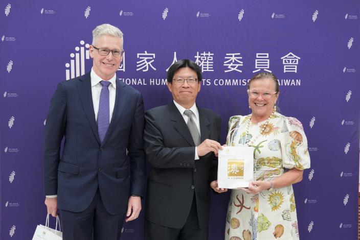 澳方致贈人權會紀念禮品。