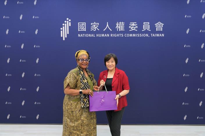 Esther Eghobamien-Mshelia主席與紀惠容副主任委員合影。