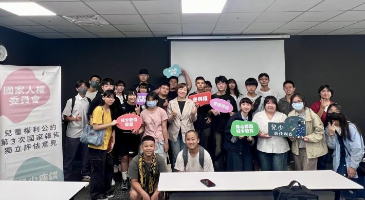 0720兒少座談中區場-葉大華委員與中區與會兒少於會後合影