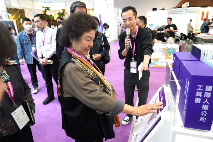NHRC Chairperson Chen Chu experiences barrier-free readin