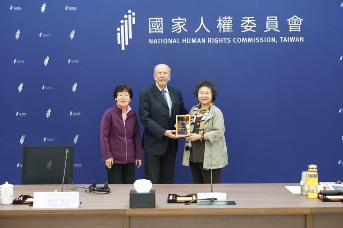 NHRC Chairperson Chen Chu presents an award to Dr. Van der Wees and Ms. Chen in recognition of their contributions to Taiwan’s democracy