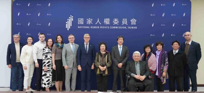 A group photo was taken with NHRC Chairperson Chen and NHRC commissioners, and the Estonian parliamentary delegation