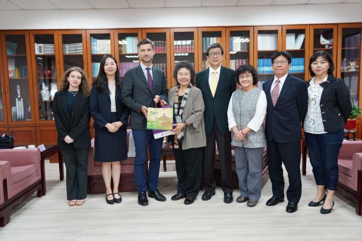 NHRC Chairperson Chen Chu presented Filip Grzegorzewski, Head of the European Economic and Trade Office, with Alishan tea and a commemorative human rights stamp set, followed by a group photo with Grzegorzewski