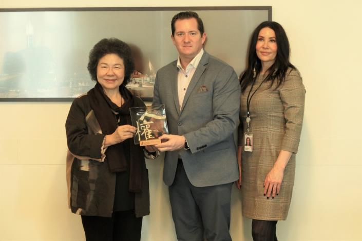 Group photo of Chen Chu, Chairperson of the National Human Rights Commission, and the two Vice‐Presidents of the Canadian Museum for Human Rights