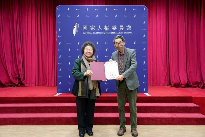Chairperson of the NHRC, Chu Chen, poses for a photo with Human Rights Consultant Professor Mo Huan