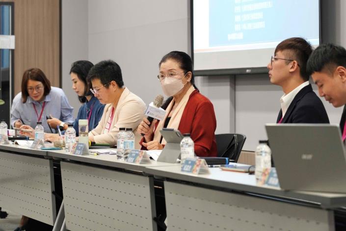 Commissioner Tien Chiu-chin serving as the moderator of the “Sexual and Reproductive Health and Gender Equality Education” session
