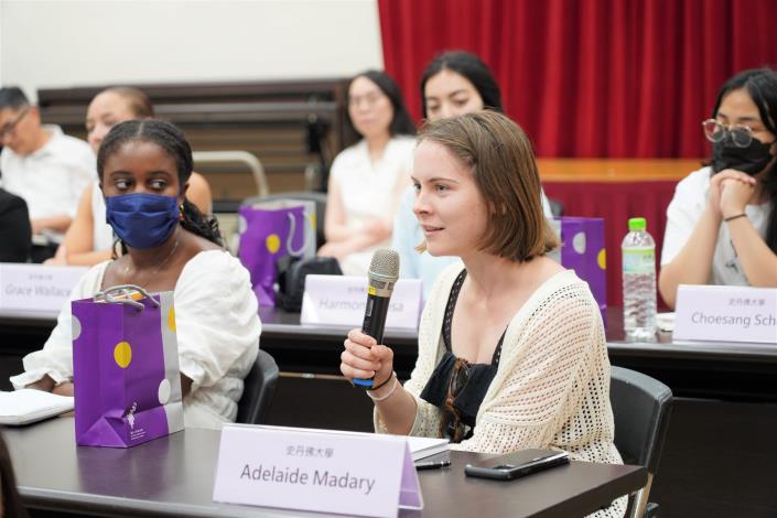 During the forum, the students of the delegation inquired about issues such as human trafficking, labor exploitation, and intermediary fees