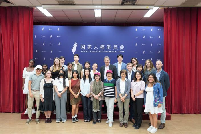 Group photo of the National Human Rights Commission and the Stanford University delegation