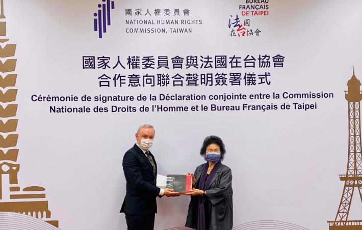 Jean-François Casabonne-Masonnave, Director of the French Office in Taipei presents a gift to Chen Chu, Chairperson of the National Human Rights Commission