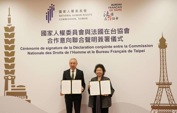 Chen Chu (right), Chairperson of the National Human Rights Commission and Jean-François Casabonne-Masonnave, Director of the French Office in Taipei, pose for photos at the signing ceremony