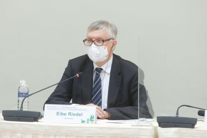 Eibe Riedel, a member of the International Review Committee for Taiwan’s third national report under the ICCPR and ICESCR, exchanged opinions with the commissioners of the NHRC.