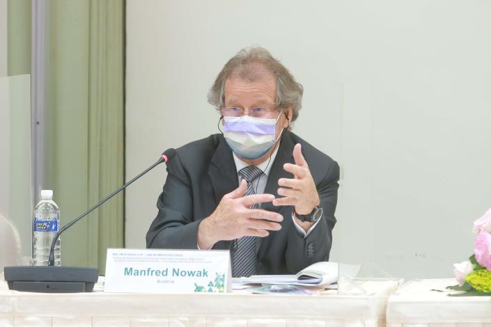 Manfred Nowak, a member of the International Review Committee for Taiwan’s third national report under the ICCPR and ICESCR, exchanged opinions with the commissioners of the NHRC.